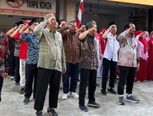 Peserta upacara foto bersama